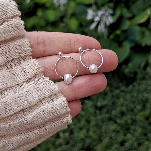kolczyki srebrne Kolczyki srebrne 925 z naturalną perłą minimalistyczne koła handmade