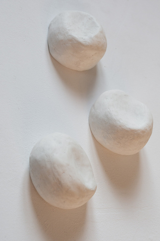 Ozdoby na ścianę Leucody. Wygłaskane zawieszki naścienne.