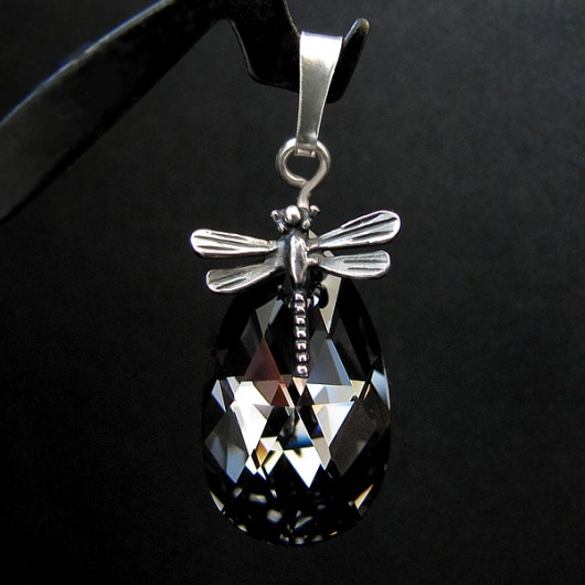 Grafitowy wisior z ważką + kryształ Swarovski Marisella