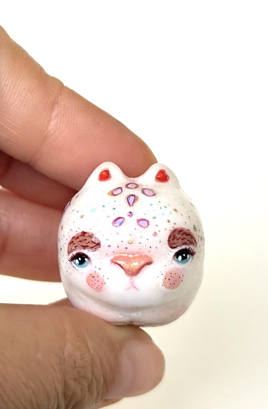 figurki i rzeźby Miniaturowa Figurka Uroczego Kotka z Dużymi Brwiami