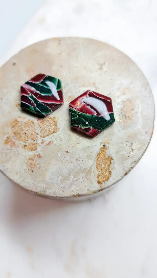 kolczyki z masy plastycznej Czerwono zielone sześciokątne kolczyki sztyfty