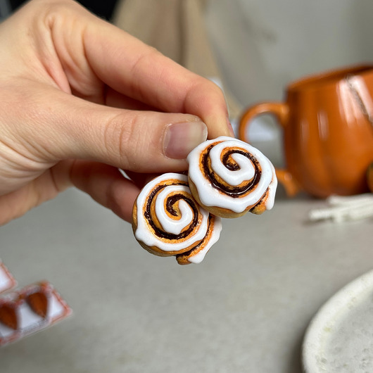 kolczyki z masy plastycznej Kolczyki puchate cynamonki