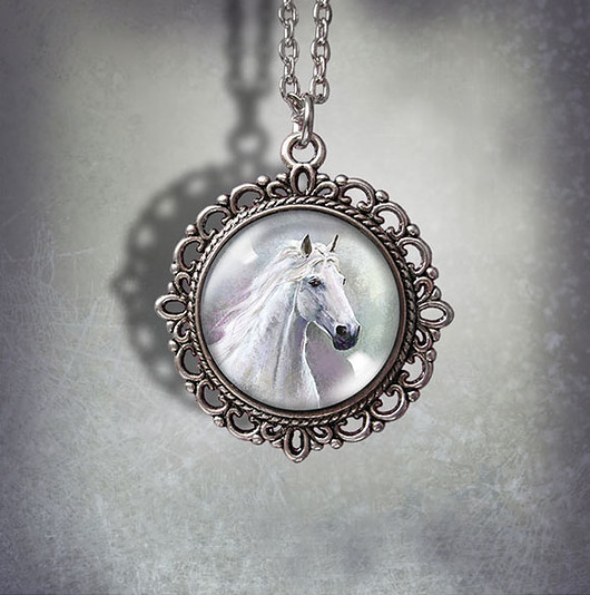 wisiory Medalion - Biały koń - romantyczny