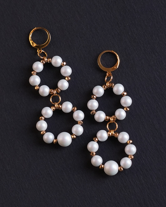 kolczyki ceramiczne Długie białe kolczyki z satynowymi perłami ceramicznymi