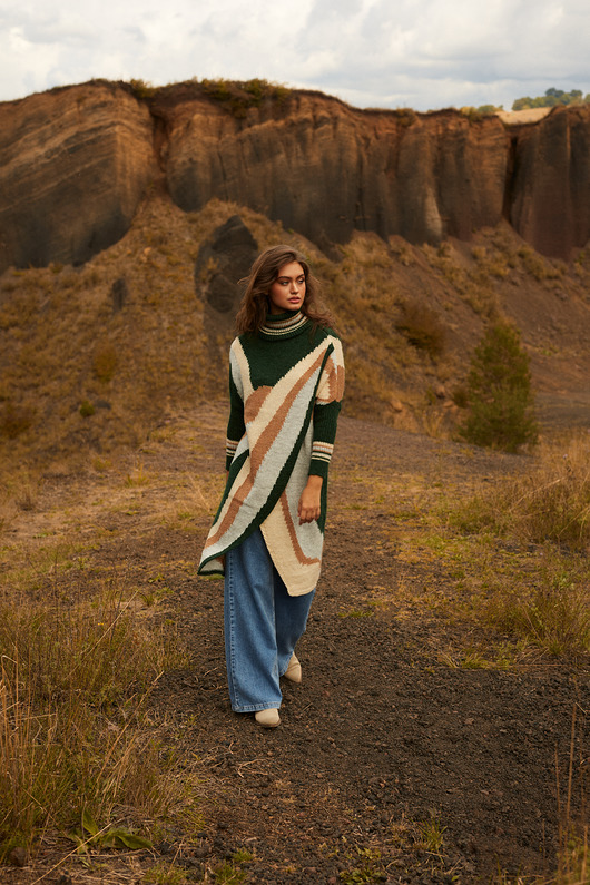 swetry damskie  Długi kolorowy sweter z golfem F1490-green