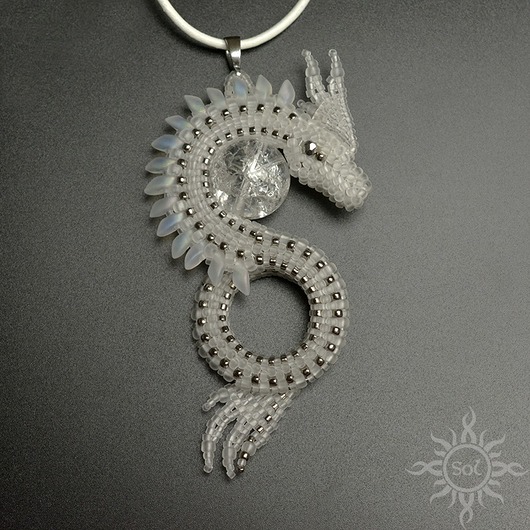 wisiory Yssarth, biały wisior ze smokiem, beading