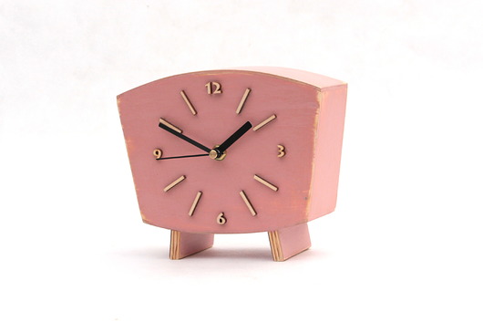 Pastelowy różowy zegarek Sixty Clock Wood Studio