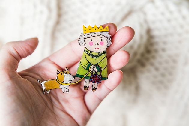 broszki Królowa Ela z Corgim 