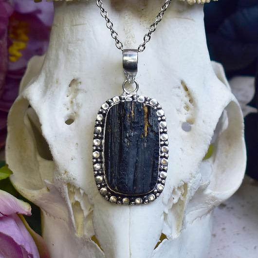 wisiory Miedziany posrebrzany wisiorek z surowym czarnym turmalinem