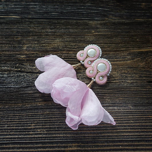 Pudrowy róż- kolczyki soutache z kwiatami Mró Soutache