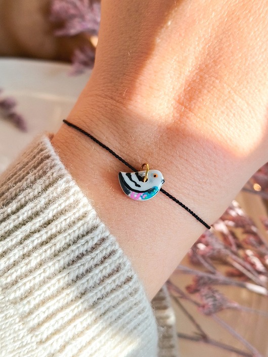 bransoletki na sznurku Bransoletka z gołębiem, wesoła biżuteria z ptakiem, kolorowy akcent stylu