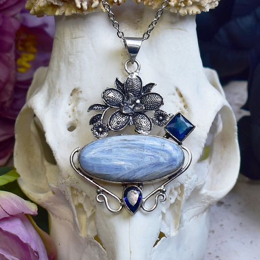 wisiory Miedziany posrebrzany wisiorek z niebieskim kyanitem i tanzanitami