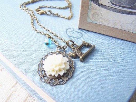 -50% Sew Me - wisiorek w kolorze starego złota Not Only Paper