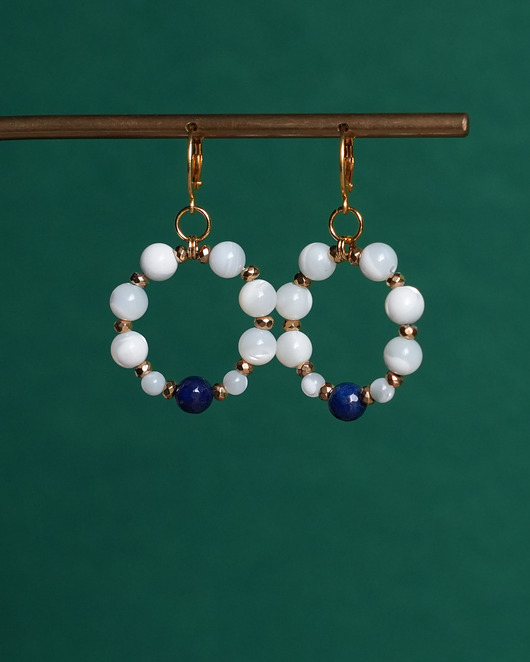 kolczyki z kamieniami Białe kolczyki kółka z masy perłowej z jadeitem