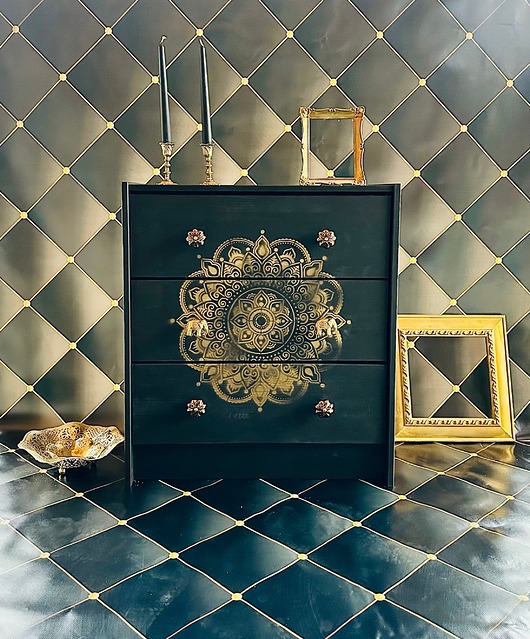 komody i szafki Czarna komoda ze złotą mandalą, oryginalne gałki