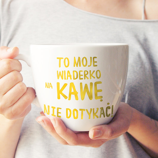 Litrowy kubek ze złotym napisem ONE MUG A DAY