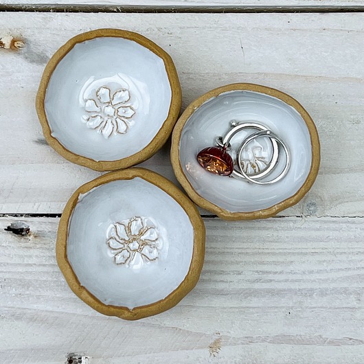 pojemniki na biżuterię Mini pojemnik na biżuterię z margerytką na umywalkę