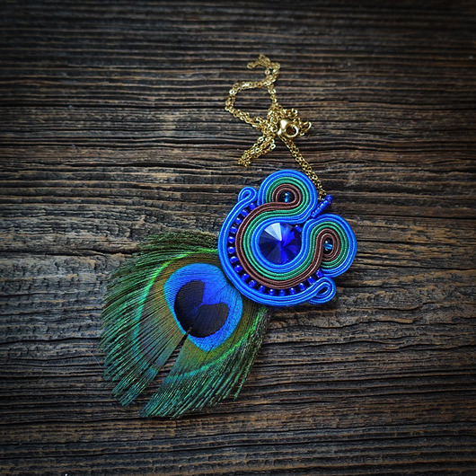Peacock eye- wisior soutache z piórami Mró Soutache