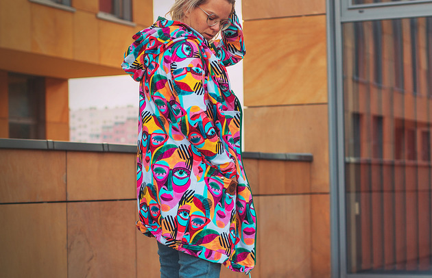 bluza z kapturem damska TWARZE długa bluza oversize z wzorzystej tkaniny