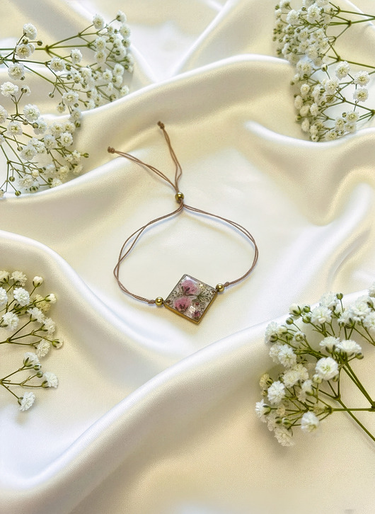 bransoletki na sznurku Bransoletka z kwiatami na jedwabnym sznurku