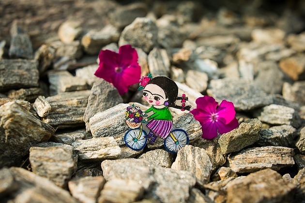 broszki Frida na rowerze