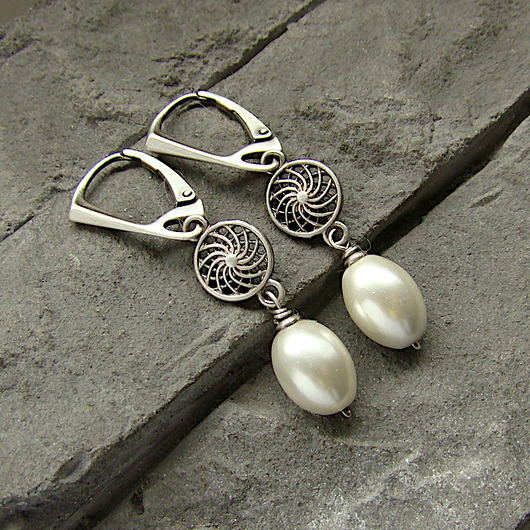 kolczyki z kamieniami Kolczyki Perły z rozeta