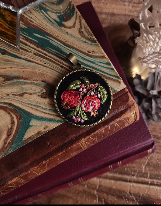 wisiory Haftowany wisiorek z granatem