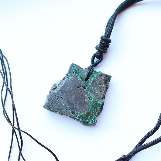 wisiory Wisiorek z surowym malachitem