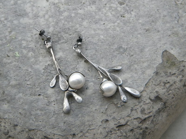 kolczyki wire wrapping Białe perły -  gałązki  - kolczyki