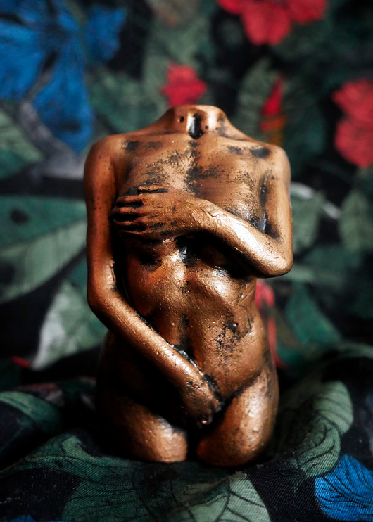 figurki i rzeźby Rzeźba z gipsu, złota kobieta wys. 8,4 cm