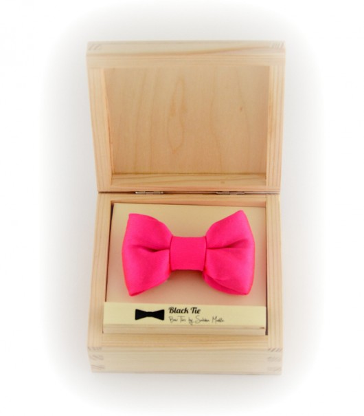 Różowa muszka dla zwierząt &quot;Pinky&quot; Black Tie