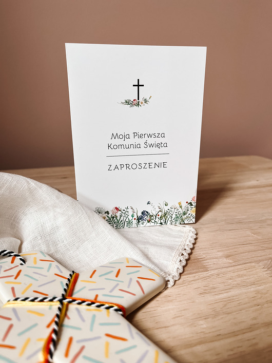Zaproszenie na I Komunię Świętą z polnymi kwiatami Cudowianki