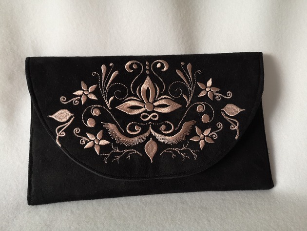 kopertówki Czarna kopertówka z haftem