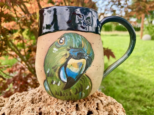 Kubek ręcznie malowany "Papuga" NG Autorska bizuteria ceramiczna