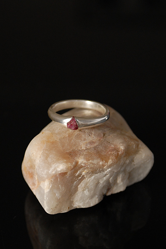 pierścionki srebrne Srebrny pierścionek z surowym rubinem