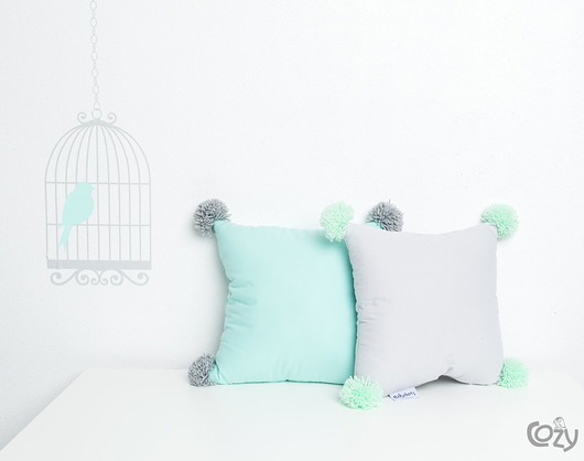 ZESTAW PODUSZEK Z POMPONAMI - MINT&grey COZY and DOZY