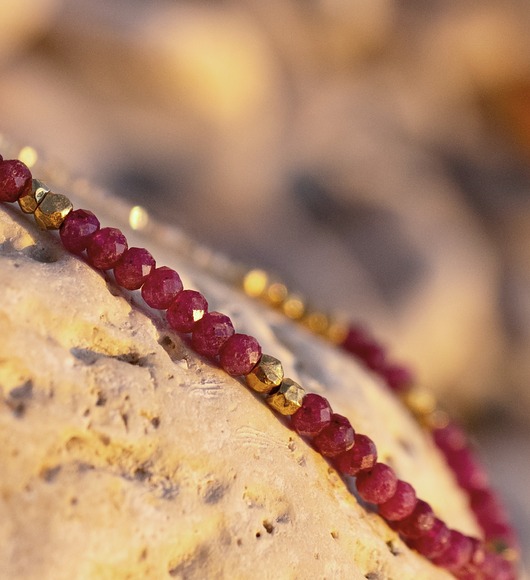 srebrne naszyjniki Wyjątkowy naszyjnik z rubinami, pozłacany