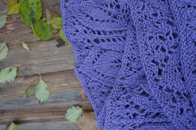 szale damskie Ręcznie dziergany fioletowy szal z merino z motywem liści