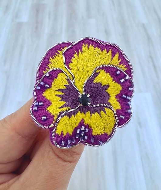 broszki Broszka haftowana bratek 