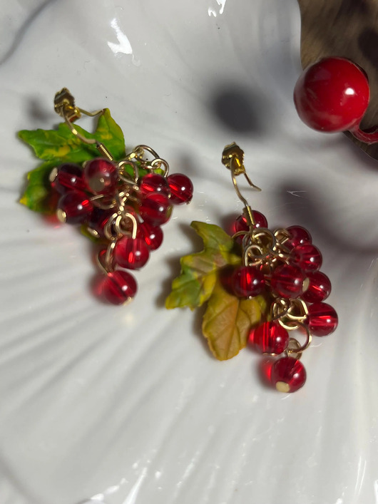 kolczyki szklane Kolczyki z czerwoną porzeczką i liśćmi