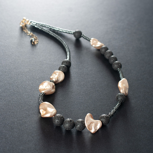 kolie Wyjątkowy naszyjnik z perłami seashell i lawą wulkaniczną.[PN16]