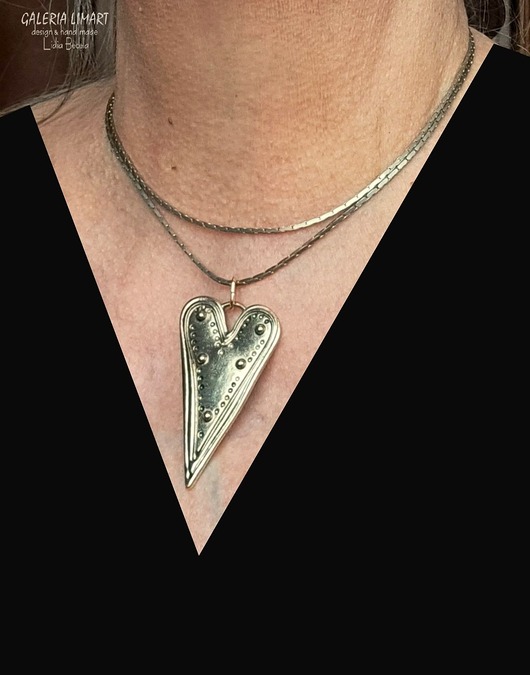 wisiory Podłużne mosiężne serce na długim łańcuszku oryginalna walentynka