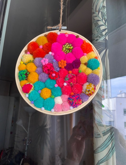 dekoracje świąteczne Witraż z pomponów