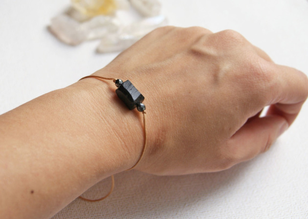 bransoletki z kamieni naturalnych Ochronna bransoletka - czarny turmalin : beżowy sznurek