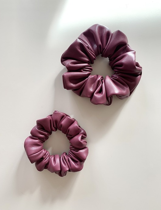 gumki do włosów Scrunchie Diana z ekoskóry w śliwkowym kolorze
