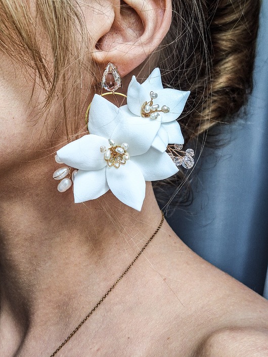 kolczyki pozłacane Kolczyki pozłacane ślubne białe kwiaty z naturalnymi perłami
