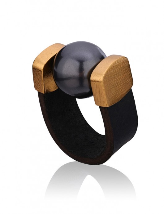 Black Pearl Ring in Gold Joccos Design
