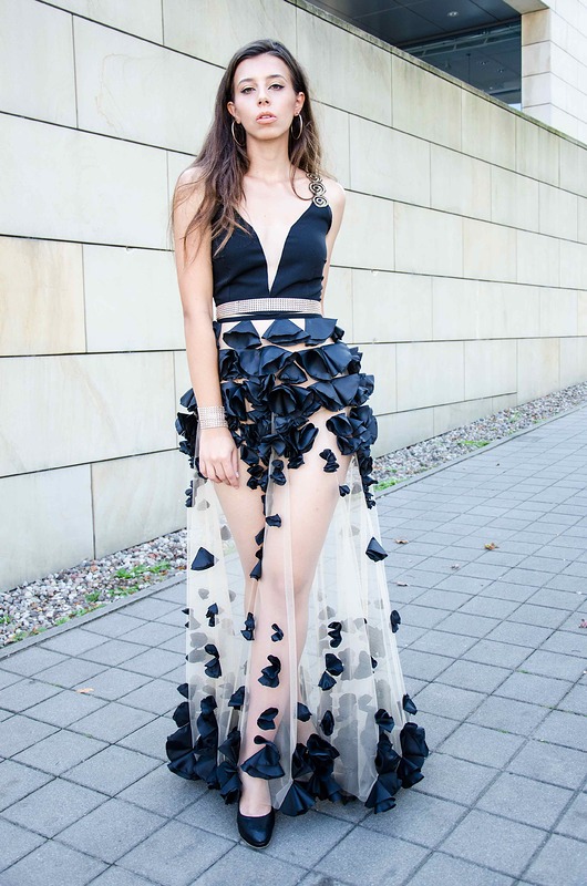 sukienki maxi damskie Elegancka czarna sukienka z aplikacją