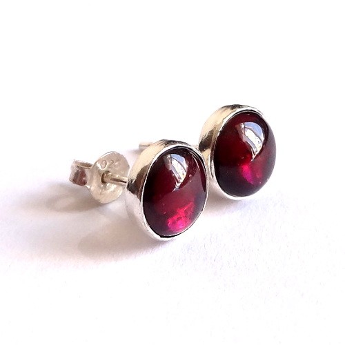 kolczyki wire wrapping minimalistyczne granaty -fuksja