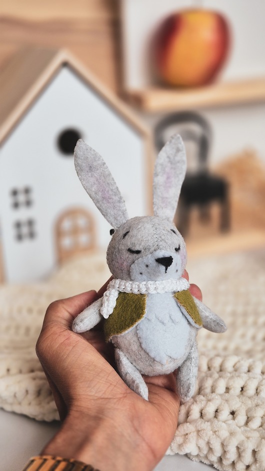 misie i maskotki Mała zabawka Pan Zając, szyta z filcu. Przyjaciel dziecka